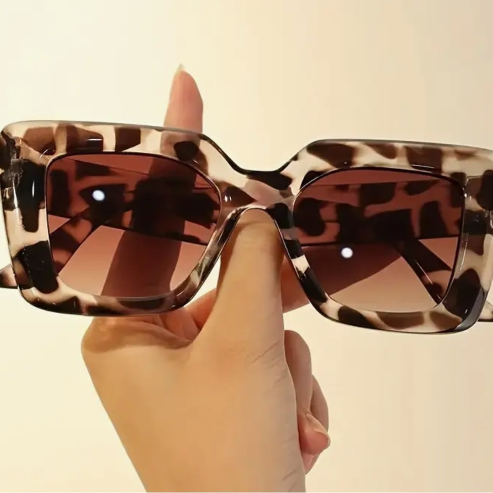 Stylish Tortoiseshell Oversized Sunglasses